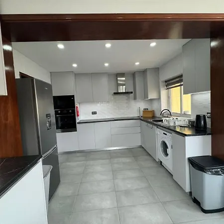 Semesterbostad 200m - Train Station Barrinha House & Pool